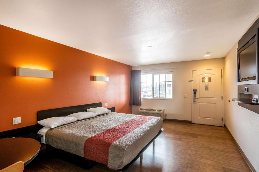 Deluxe King Room - Non-Smoking interior