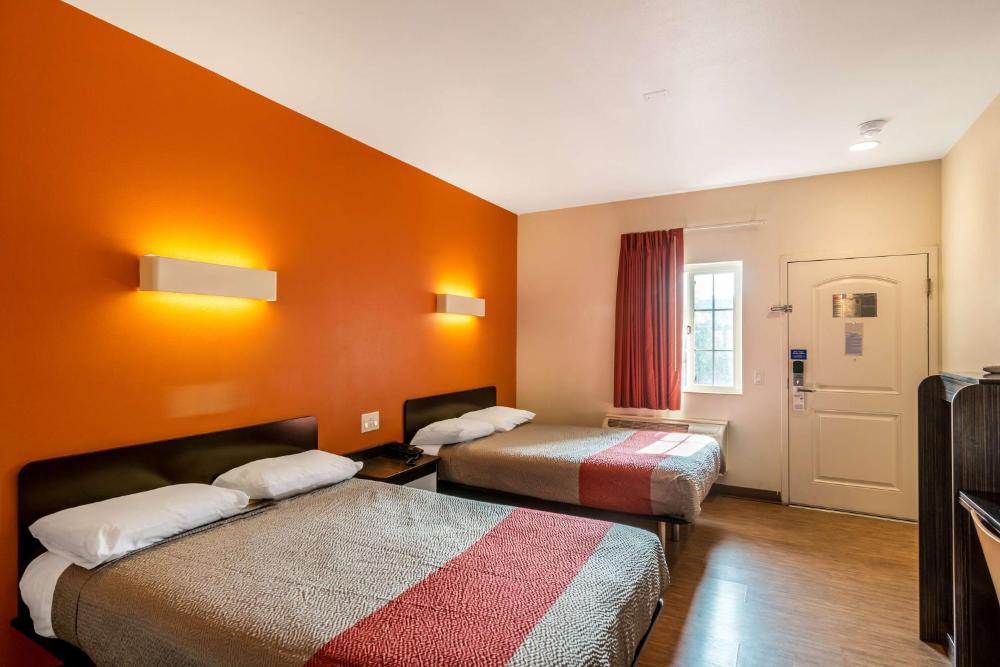 Queen Room with Two Queen Beds - Smoking interior