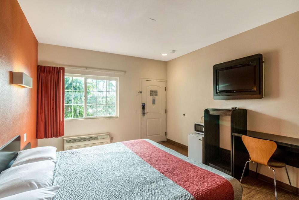 King Room - Non-Smoking interior